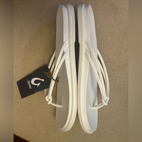 OluKai Aka White Sandals Classic Minimalist Design flip flops NWT Sz-10. RS - Picture 6 of 10